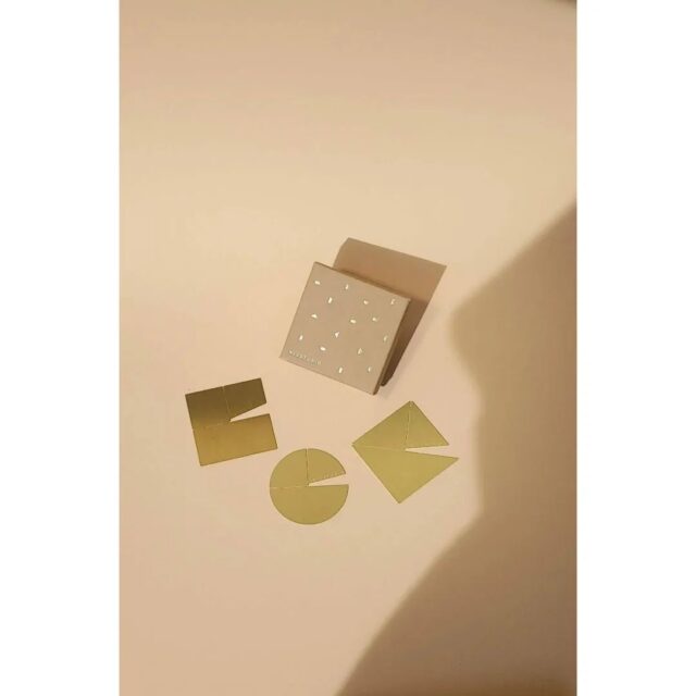 HOLD pictureholder

#geometric #brass #fold #hold #remind #postcards #photos